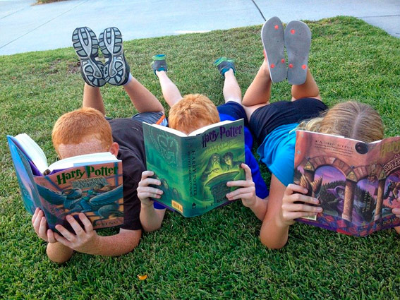 Niños disfrutando la lectura